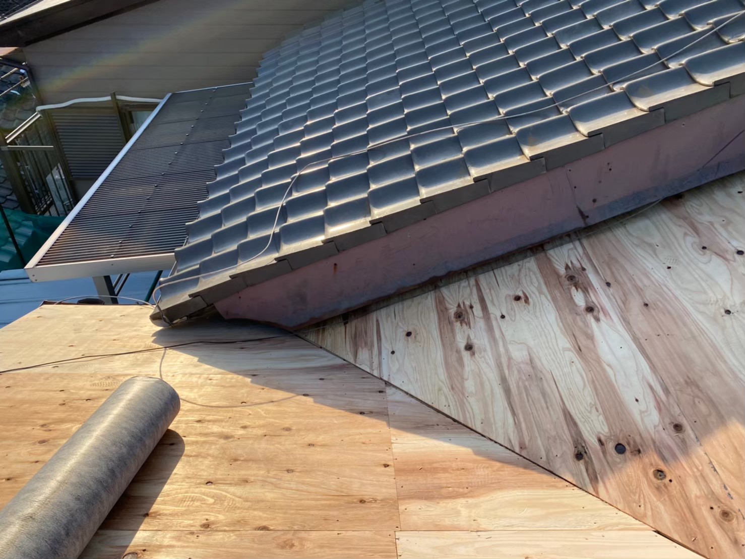 野地板は構造用合板で敷き詰め設置